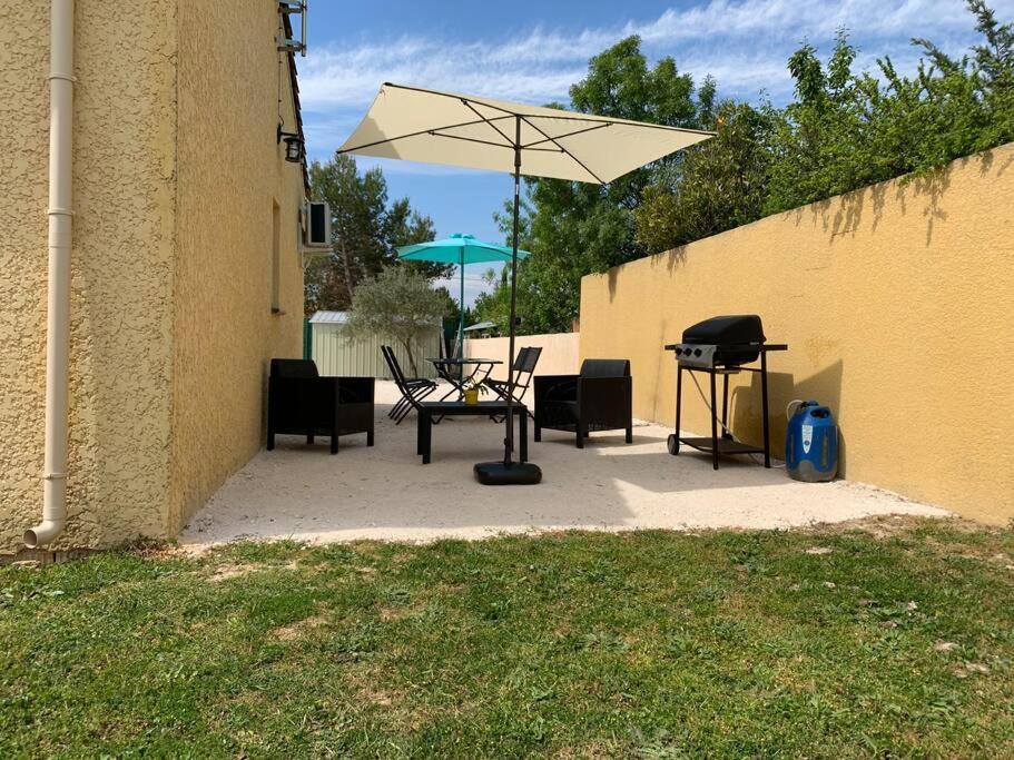 Loue Studio Dans Une Villa Avec Piscine Terrasse Saint-Theodorit 外观 照片