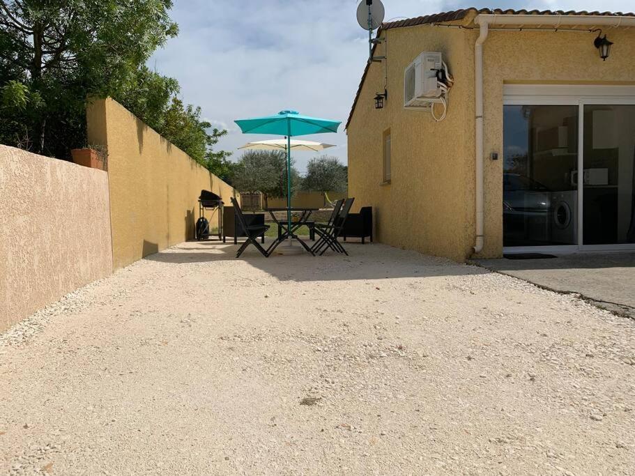 Loue Studio Dans Une Villa Avec Piscine Terrasse Saint-Theodorit 外观 照片